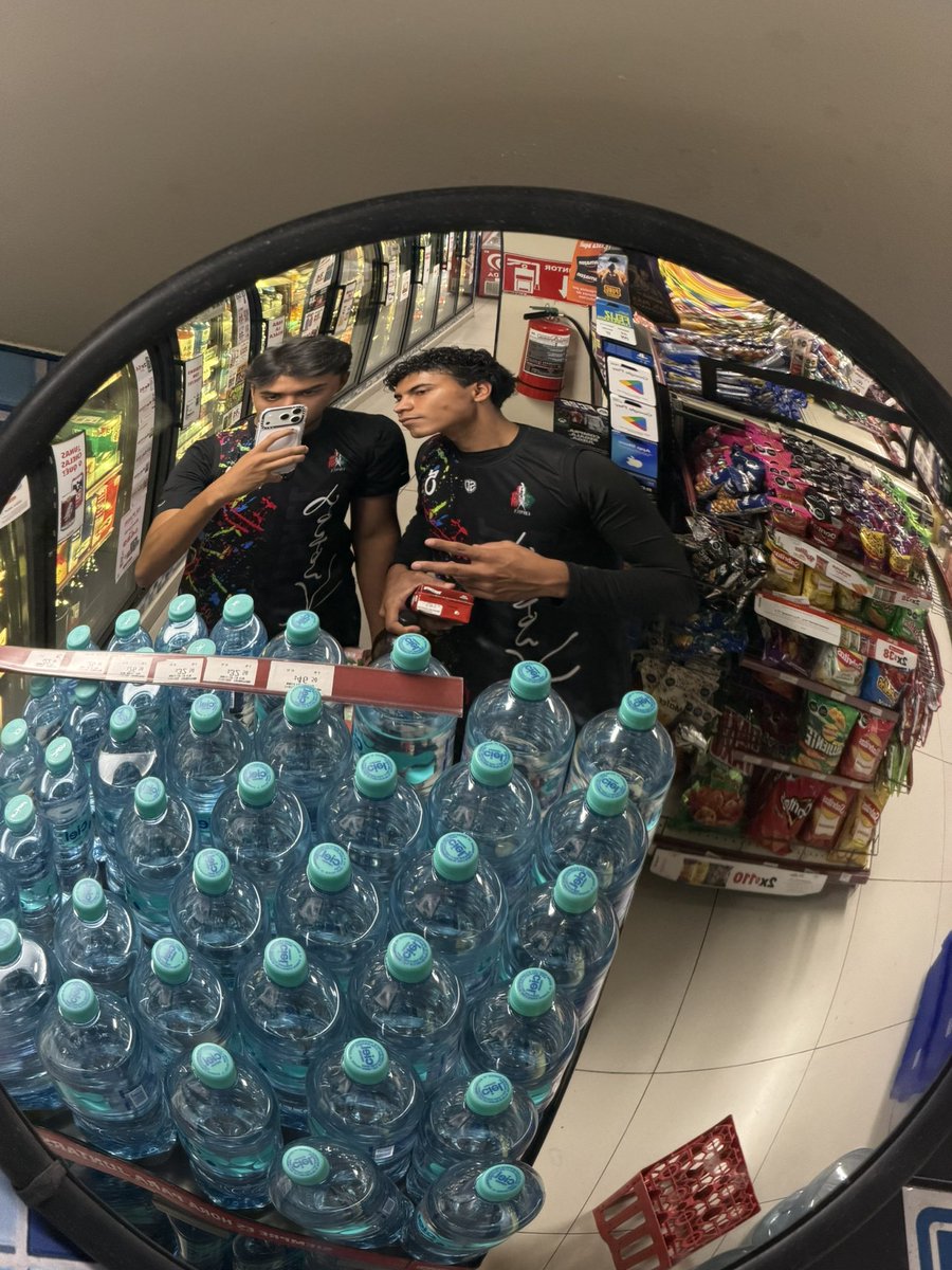 cesareeee_'s tweet photo. alanchini y yop https://t.co/RHahiGo4e4
