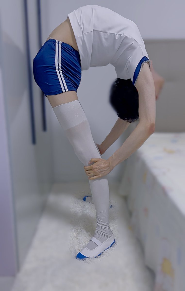 guyutongxue's tweet photo. 下腰抓膝盖喵喵！ https://t.co/IDDKZMK70w