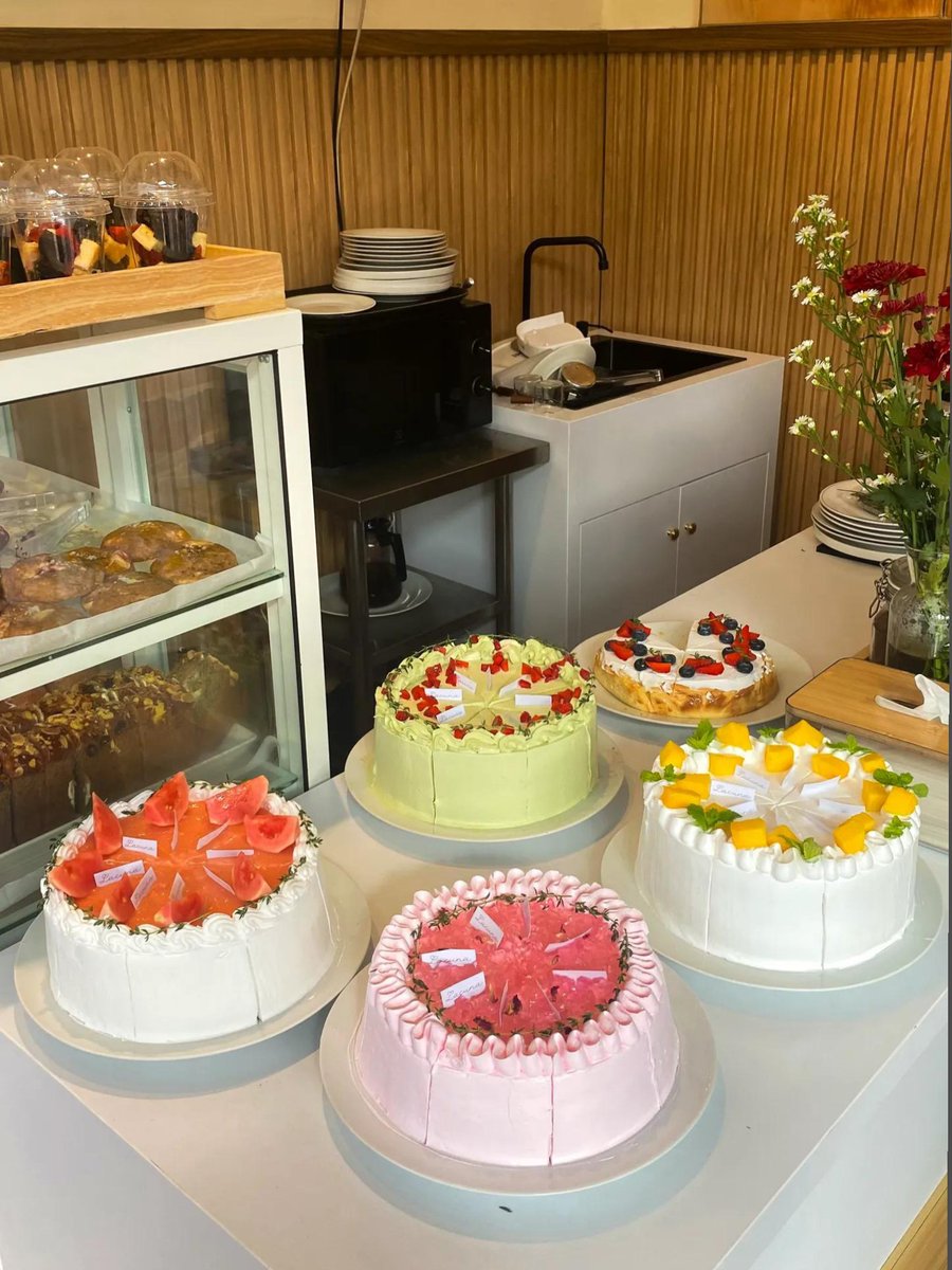 XBetcha's tweet photo. Dulu ngedecor 1 cake berjam jam sekarang decor 10 cake tiap hari mayanlah cuman butuh waktu 2 jam an🥲 https://t.co/cpyr9X7skr