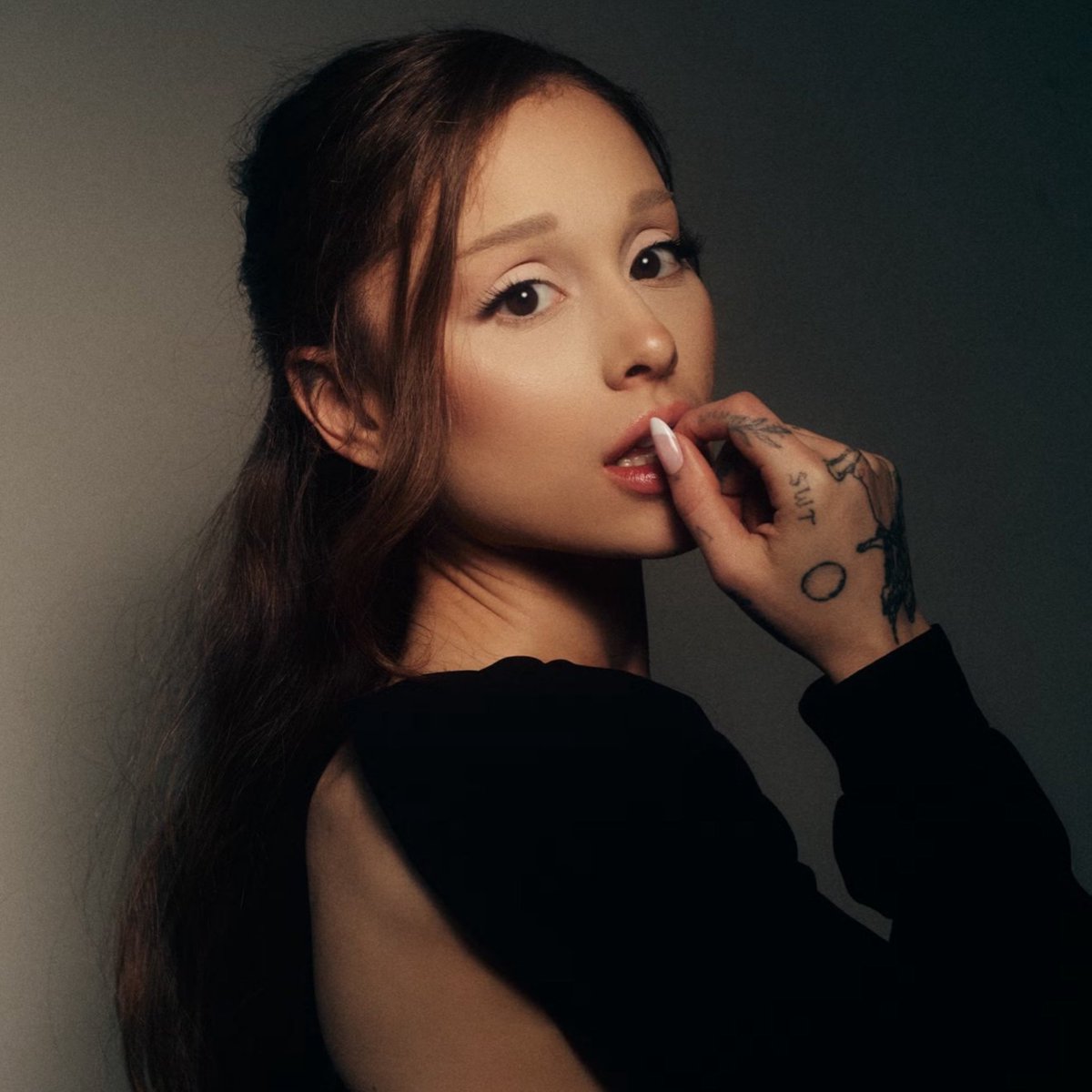 updatecultura's tweet photo. Ariana Grande para os Arianators na eternal sunshine tour:

“NÃO IMPORTA OS BARULHOS QUE EXISTAM POR AÍ, NADA JAMAIS SERÁ CAPAZ DE DISTORCER A MINHA REALIDADE OU SER MAIS REAL PRA MIM, OU MAIS ALTO PRA MIM DO QUE ESSE AMOR QUE COMPARTILHAMOS.” https://t.co/ihyRvUwVfS
