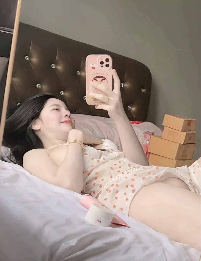 ROCHARLESSPORTS's tweet photo. 烦死了一天到晚躺床上刷TikTok 啥也不做，好烦呀！兄弟们怎么办？ https://t.co/B6jmrBo5L4