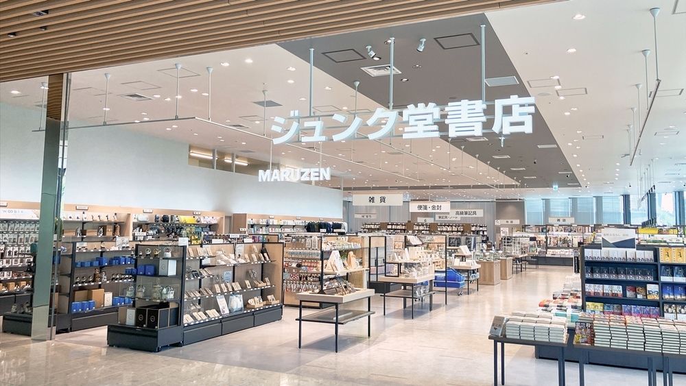 maruzeninfo's tweet photo. 【新店オープン】8月4日（火）、福岡市中央区に新たに開業した「天神ビジネスセンターⅡ」の2～3階に「ジュンク堂書店 福岡店 @jnkfkok 」が移転・リニューアルオープンしました。
https://t.co/VDH89CetcF
新たにオープンした店舗は約900坪の売場面積を持ち、書籍を中心に文具・雑貨やギャラリー機能も備えています。
また「MARUZEN cafe」（カフェ）や「hour lounge 本拠地」（ラウンジ）を通じて、従来の書店が提供する「販売」の場を超え、読書にまつわるすべての時間を豊かにする新たな知的体験の場を創出します。