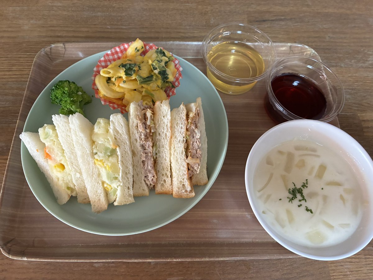 koumegohan123's tweet photo. 8月4日(火)
《給食》お店屋さんごっこメニュー
ハンバーグサンド
ポテサラサンド
茹でブロッコリー
マカロニサラダ
コーンスープ
ゼリー（りんごorぶどう）

子どもたちが出店したカフェにもあるサンドイッチをメニューに取り入れました！ゼリーは味を選べるようにし、特別なランチになりました。 https://t.co/P9xoqsYqM2