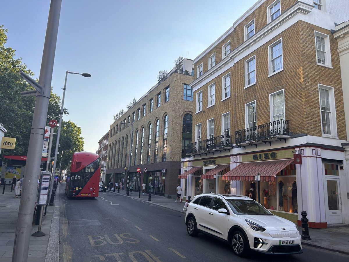 createstreets's tweet photo. Hope. This is new. Imperfect but sincerely street-friendly architecture. Absent any ornament or variety in a pattern, the glazing bars, the texture of stock bricks, the curves of the arches & the proper window reveals are left to do all the heavy here but they (just) rise to the challenge. 

(Shame about the risible street lamp).