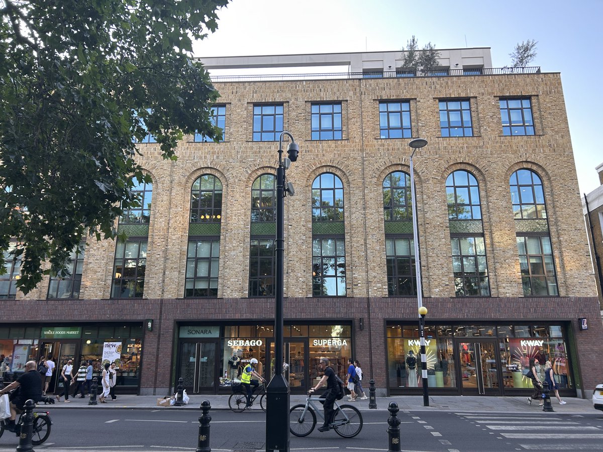 createstreets's tweet photo. Hope. This is new. Imperfect but sincerely street-friendly architecture. Absent any ornament or variety in a pattern, the glazing bars, the texture of stock bricks, the curves of the arches & the proper window reveals are left to do all the heavy here but they (just) rise to the challenge. 

(Shame about the risible street lamp).