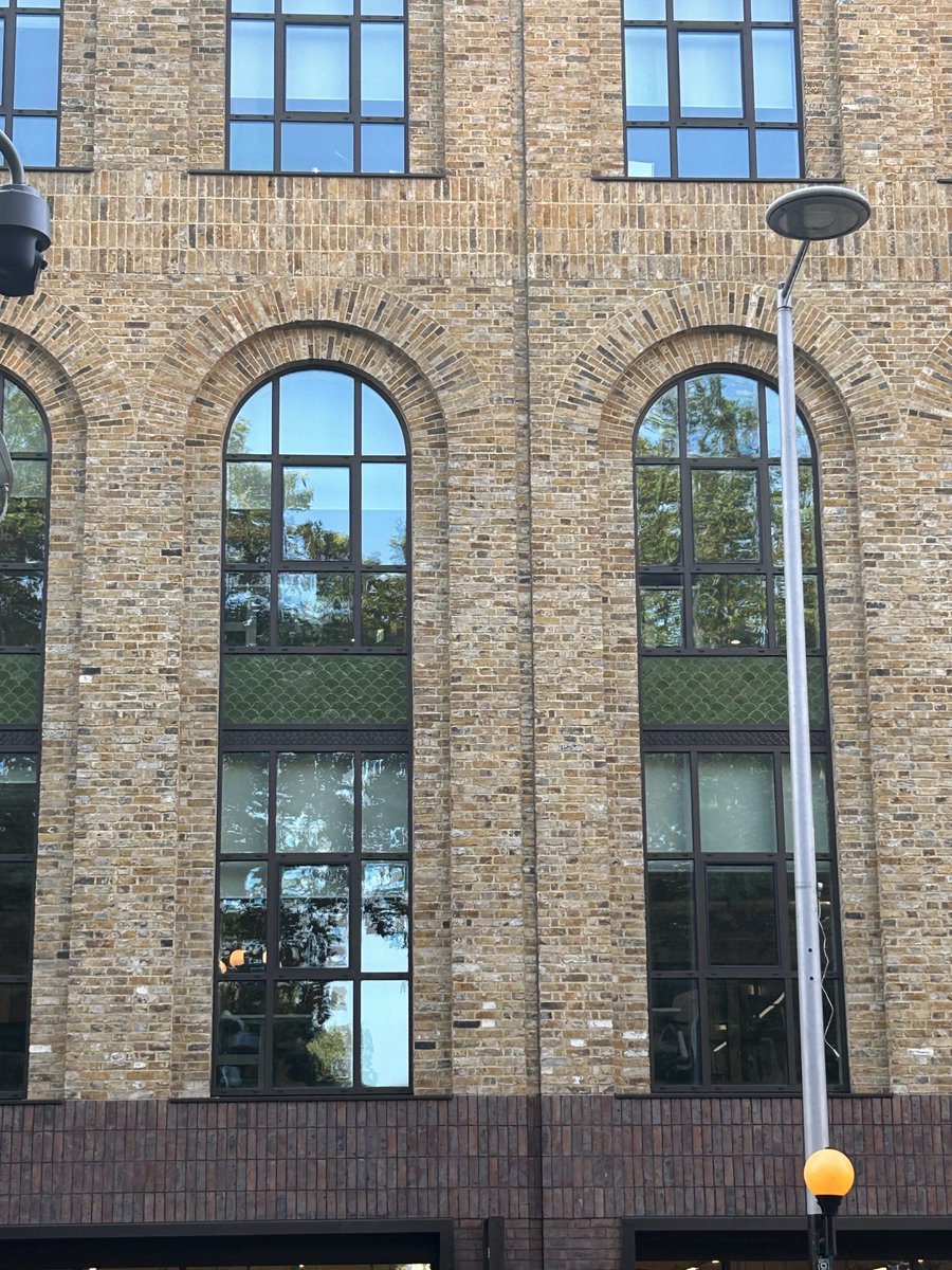 createstreets's tweet photo. Hope. This is new. Imperfect but sincerely street-friendly architecture. Absent any ornament or variety in a pattern, the glazing bars, the texture of stock bricks, the curves of the arches & the proper window reveals are left to do all the heavy here but they (just) rise to the challenge. 

(Shame about the risible street lamp).