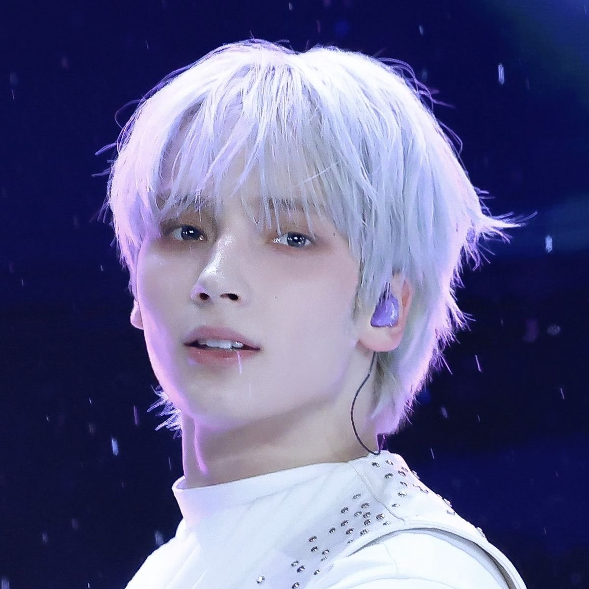 yeouzzn's tweet photo. if I was kai, i’d keep this hair color for a bit much longer too https://t.co/H4mVb5GzEM