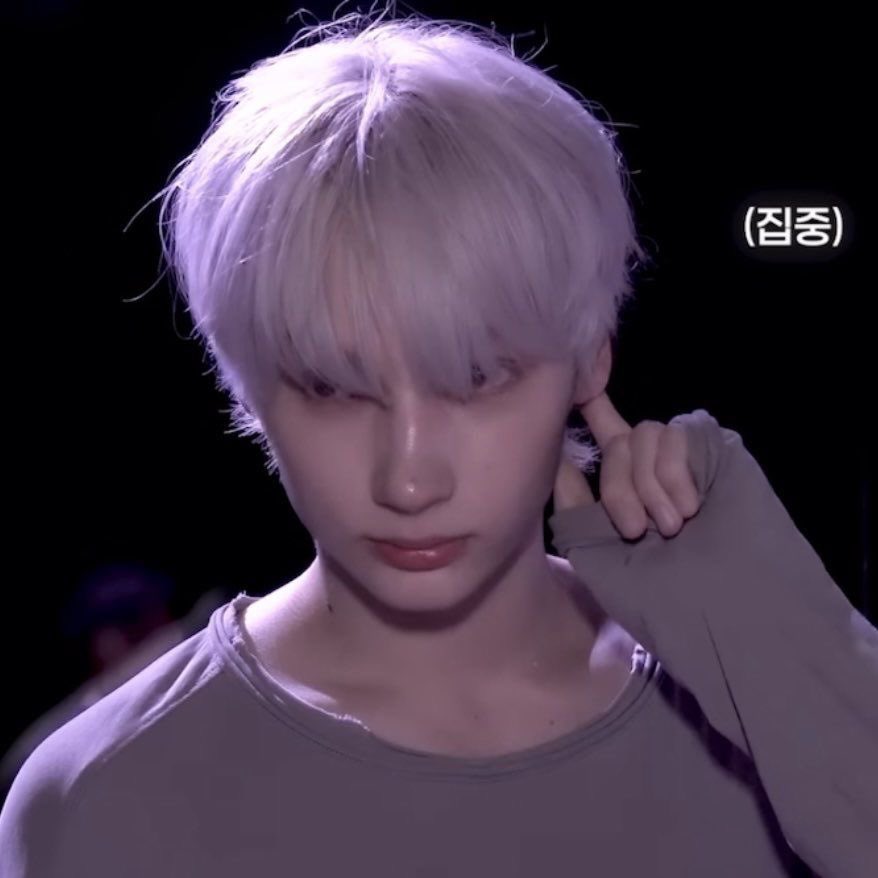 yeouzzn's tweet photo. if I was kai, i’d keep this hair color for a bit much longer too https://t.co/H4mVb5GzEM