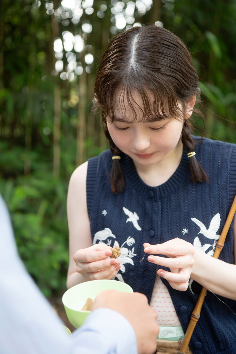 fashionjp's tweet photo. 《 #山田杏奈のお気にめすまま vol.12》

「時間が溶けちゃう！」
#山田杏奈 さんが緑豊かな都会のオアシスで釣り堀に初挑戦🎣
🔗https://t.co/0u3j7VzLsS

水辺でデジタルデトックスを楽しむゆったりした姿から、真剣な眼差しで魚と向き合う様子までたっぷりお届け✨

@anna0108yamada https://t.co/vh3alU8AXx