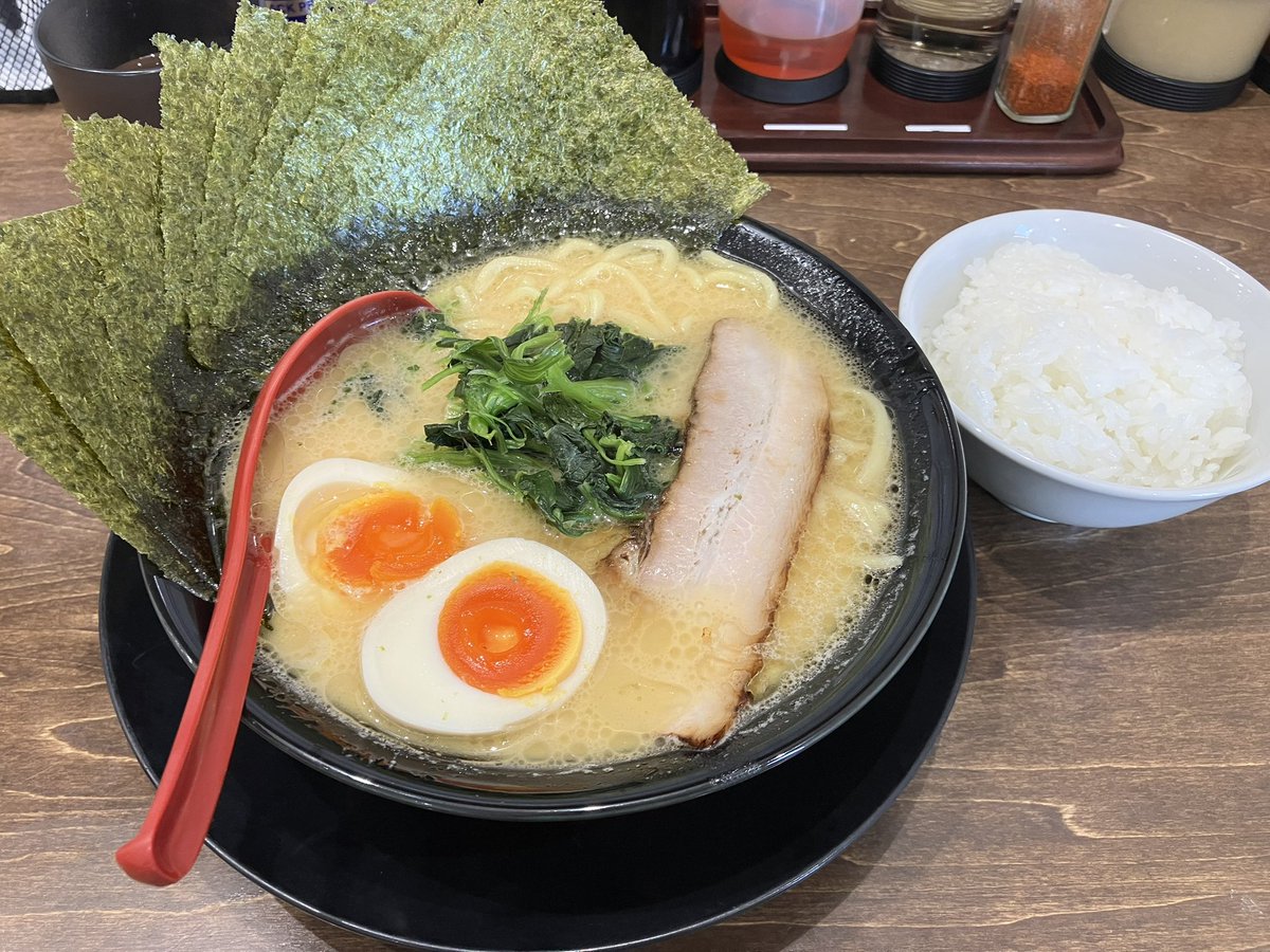 Lin_chan_sauna's tweet photo. 今日は朝から研修。　今まであまり参加したことなかった分野の話で、なかなか面白かった。
午後はお休み。今日も暑すぎるし、ちょっとサウナと外気浴でもしに行こう😁

その前に腹ごしらえ。なんだか無性に家系な気分やったけん、久しぶりに龍馬家🍜 https://t.co/u5GVZLF0tv