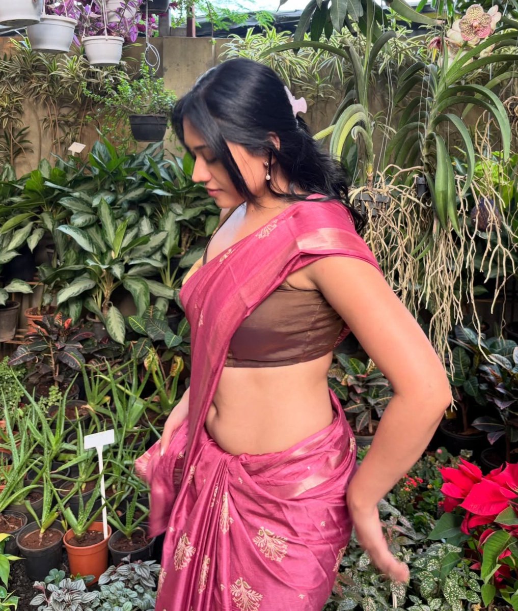 Onebadhabit448's tweet photo. RICHA in saree 🥀 waist 🤤 https://t.co/2RShwKAAAS