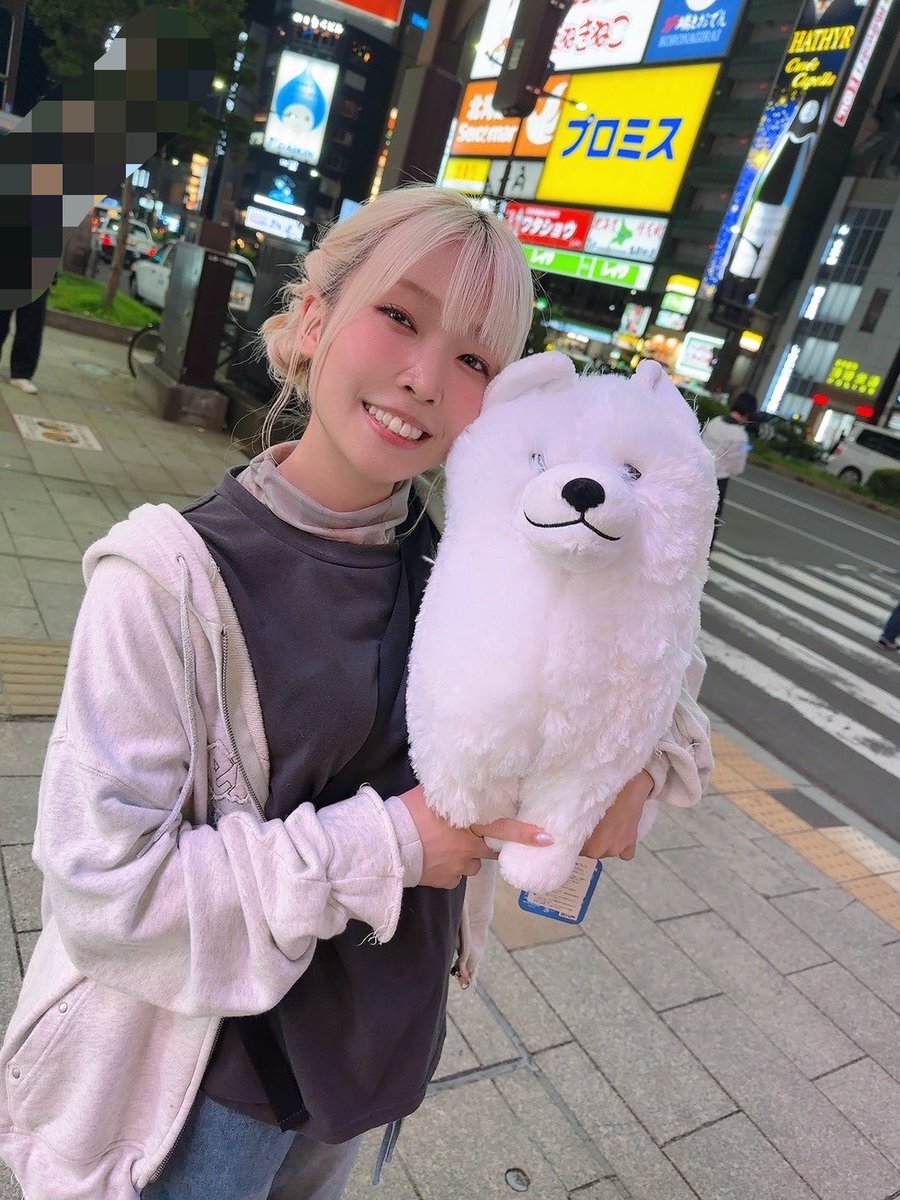 uchida_shu0524's tweet photo. 札幌の夜にUFOキャッチャーで取った大好きなサモエドのりんたろうのぬいぐるみ☁️

スーツケース詰め込むの大変だったけど、可愛いから全てよし👍 https://t.co/yoZJOQT5n6