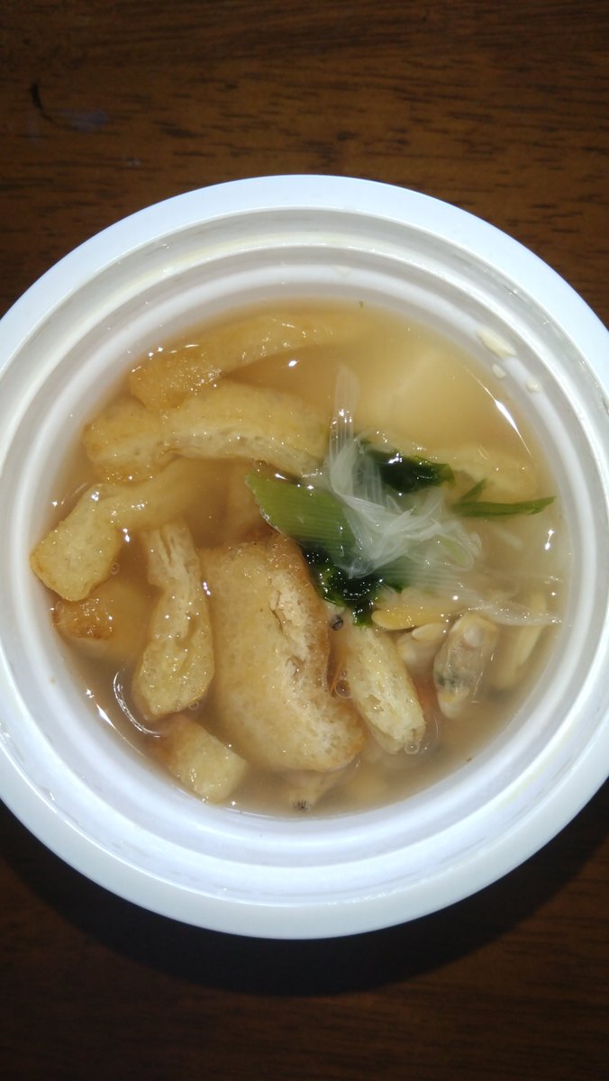 Libble_RC04's tweet photo. ちいかわ✕セブンイレブンコラボの島二郎の貝汁頂きました。しじみ出汁で大根、人参、豆腐、油揚げしじみの身が入って具沢山です。あっさり味でした。
#ちいかわ #セブンイレ���ン
#ちいかわ人魚の島のひみつ
#島二郎の貝汁 https://t.co/vQyLqamhWh