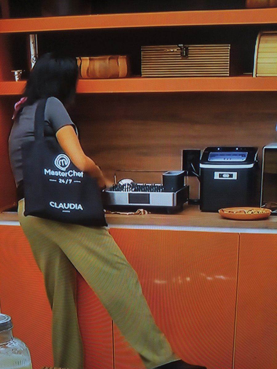caffettore's tweet photo. La puerca de CLAUDIA estaba limpiando con el mismo puto trapo la cocineta, el fregadero, el refrigerador, el microondas, se limpió la nariz, pero lo peor. Limpió la máquina de hielos por dentro ! Por dentro ! Hay que tener mierda en la cabeza, le brota lo macuarra.
#MasterChefMx https://t.co/Yv21wL2wc4