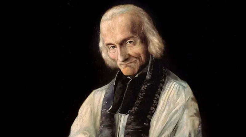 PJavierOR's tweet photo. "Que sea sacerdote, pero que no lo pongan a confesar, porque no tiene ciencia para ese oficio", dijeron cuando lo ordenaron.

Pues bien: ese fue su trabajo durante toda la vida; y en modo eximio. Este es el Cura de Ars.

San Juan María Vianney nació en 1786, tres años antes de la sangrienta revolución francesa, esa que se llevó más de 200.000 almas y miles de mártires que aún hoy se rezan en el Martirologio romano.

Luego de pasar su vida como campesino y de desertar del ejército napoleónico, San Juan María Vianney fue ordenado sacerdote a la tardía edad de los 29 años (tarde para la época). Sus dificultades para los estudios (aunque no tantas al juzgar por sus sermones) hicieron que se demorara, especialmente a raíz de la lengua latina.

Su infancia no había sido fácil: de familia humilde pero de férrea tradición católica, había recibido la primera comunión de manos de un cura «refractario», es decir, de aquellos que no habían querido jurar por la Constitución civil del clero decretada por la República.

Dudaban si ordenarlo o no; pero era tanta la falta de sacerdotes por la cantidad de curas mártires que había matado la Revolución Francesa que, viendo su piedad, fue ordenado en 1815 y destinado a un pueblito insignificante, Ars, a 40 km de Lyon, donde había apenas unas 300 almas; iba caminando y no sabía muy bien qué ruta debía tomar.

En su viaje, encontró a Antoine Givre, un niño campesino y le preguntó por dónde debía dirigirse a Ars. El niño le ayudó y el sacerdote le contestó:

– “Tú me has mostrado el camino a Ars, yo te mostraré el camino al cielo”.

Monumento a las afueras de Ars que señalan el lugar exacto del encuentro entre el cura de Ars y Antoine Givre

Se cuenta que, al llegar el cura a la casa parroquial, completamente derruida y hacía tiempo sin sacerdote, sólo una persona iba a Misa; al morir el cura de Ars, sólo una persona no asistía al Santo Sacrificio…

Comenzó su sacerdocio por lo principal que puede debe hacer un cura: predicar la verdad y administrar los sacramentos. Pues para ello posee el triple «munus» o «carga»: el de regir a la grey, el de enseñar y el de santificar.

Pasaba horas en la pequeñísima parroquia que apenas podía albergar a 50 personas manteniéndola permanentemente abierta para que la gente se pudiera acostumbrarse a visitar el Santísimo Sacramento. A todos les llamaba la atención la dedicación de este cura demacrado, flaco, penitente, que siempre contestaba con una sonrisa.

Poco a poco, con su paciencia y humildad, aunque también con su carácter férreo, comenzó a ganarse las almas, desde el púlpito y desde el confesionario.

Decía verdades como puños y no aguaba la doctrina de la Iglesia, pero al mismo tiempo, era misericordioso con el pecador arrepentido, con quien le bastaba estar unos minutos en el confesionario para cambiarle la vida.

Fue en esa parroquia en la que sucedieron cosas admirables y memorables.

Allí convirtió a los hermanos Lehman, dos rabinos judíos que, luego, fundarían una congregación religiosa para predicarle al Pueblo de Israel.

Fue allí donde el demonio lo acechaba casi todas las noches impidiéndole dormir.

Fue allí donde dio una de esas hermosas enseñanzas acerca de lo que es la oración:

Es que veía muchas veces en su Iglesia a un campesino, que se llevaba consigo sus herramientas y entraba en la parroquia sentándose en uno de los bancos de atrás. No utilizaba ni libros de rezos, ni rosario; sólo se conten­ta­ba con mirar el tabernáculo. Curioso, un buen día el cura de Ars ya no aguantó más y le preguntó:

– «Mi querido amigo, dígame, ¿Qué oración reza usted cuando está en la Iglesia?»

– «¡Oh, Señor cura! – respondió el campesino – «son muchas las veces que no puedo rezar. Entonces, simplemente, miro a Jesús. Yo lo miro y Él me mira».

Así compren­dió el santo cura cómo incluso la gente más sencilla puede llegar a tener una oración de simplicidad más alta que una carmelita incluso.

Comía poco, dormía menos. Estilaba hervir papas en una bolsa y dejarlas colgando en la cocina para, al mediodía, comer una o dos con algo de pan. Tanto que el demonio lo llamaba «come-papas».

Pasaba doce horas diarias en el confesionario durante el invierno y 16 durante el verano. Para confesarse con él había que apartar turno con tres días de anticipación. Y en el confesionario conseguía conversiones impresionantes.

Desde 1830 hasta 1845 llegaron 300 personas cada día a Ars de distintas regiones de Francia a confesarse con el humilde sacerdote Vianney. El último año de su vida los peregrinos que llegaron a Ars fueron 100 mil. Junto a la casa parroquial había varios hoteles donde se hospedaban los que iban a confesarse. Era un personaje tan famoso que muchos deseaban retratarlo, pero él se negaba.

Su horario era admirable: se levantaba a las 12 de la noche. Hacía sonar la campana de la torre, abría la iglesia y empezaba a confesar. A esa hora ya la fila de penitentes era de más de una cuadra de larga. Confesaba a los hombres hasta las 6 de la mañana. Poco después de las 6 empezaba a rezar los salmos de su devocionario y a prepararse para la Santa Misa. A las 7 celebraba el Santo Sacrificio.

En los últimos años el obispo logró que a las ocho de la mañana se tomara una taza de leche.

De 8 a 11 confesaba mujeres. Luego, daba una hora diaria de catecismo para todas las personas que estuvieran ahí, en el templo. Eran palabras muy sencillas que le hacían inmenso bien a los oyentes.

A las 12 del mediodía iba a tomarse un ligerísimo almuerzo. Se bañaba, se afeitaba, y se iba a visitar un instituto para jóvenes pobres que él costeaba con las limosnas que la gente había traido. Por la calle la gente lo rodeaba con gran veneración y le hacían consultas de todo tipo.

De 13.30 hasta las 18 seguía confesando. Sus consejos en la confesión eran muy breves. Pero a muchos les leía los pecados en su pensamiento y les decía los pecados que se les habían quedado sin decir. Era especialmente duro al momento de combatir ciertos vicios que existían en la época: la borrachera, los bailes, la impureza y la falta de vida cristiana.

Preparaba meticulosamente los sermones, ponía ejemplos y buscaba mover los corazones.

En el confesionario sufría mareos y a ratos le parecía que se iba a congelar de frío en el invierno y en verano sudaba copiosamente. Pero seguía confesando como si nada estuviera sufriendo. Decía: «El confesionario es el ataúd donde me han sepultado estando todavía vivo». Pero ahí era donde conseguía sus grandes triunfos en favor de las almas.

Se quiso escapar una o dos veces para internarse en una Cartuja, pero el pueblo se lo impidió porque quería a su pastor.

Por la noche leía un rato, y a las 20 se acostaba, para de nuevo levantarse a las doce de la noche y seguir confesando.

Cuando llegó a Ars solamente iba un hombre a misa. Cuando murió solamente había un hombre en Ars que no iba a misa. La mejor biografía del santo cura de Ars es, sin duda, la de Francis Trochu: «El cura de ars». Murió a los 73 años y su cuerpo se encuentra aún incorrupto.

Fue un sacerdote contrarrevolucionario porque entendió que, a la malicia, sólo es necesario oponerle la milicia propia de cada deber de estado.

Pidamos, roguemos a Dios para que nunca nos falten sacerdotes para la Iglesia; sacerdotes fieles, santos, penitentes, abnegados, no acomodados con el mundo, celosos por salvar todas las almas posibles, haciéndose «todo con todos» y siempre mirando hacia el Cielo. 

Por eso, públicamente, recemos una oración que aprendí hace años:

Jesús, danos sacerdotes santos.

– Para aumentar nuestra Fe, danos sacerdotes santos.

– Para bautizar a nuestros hijos, danos sacerdotes santos.

– Para celebrar la Santa Misa, danos sacerdotes santos.

– Para perdonar nuestros pecados, danos sacerdotes santos.

– Para confirmar a nuestros jóvenes, danos sacerdotes santos.

– Para casar a nuestros novios, danos sacerdotes santos.

– Para visitar a nuestros enfermos, danos sacerdotes santos.

– Para multiplicar los sacramentos, danos sacerdotes santos.

– Para predicar la verdad con valentía, danos sacerdotes santos. 

Pidamos a María Santísima que, de entre nuestras familias salga, como una barra de nardo, jóvenes dispuestos a dar sus vidas para mayor gloria de Dios y salvación de las almas, diciéndole SÍ, a Dios, en el caso de que los llame a la vocación sacerdotal o religiosa.

P. Javier Olivera Ravasi, SE