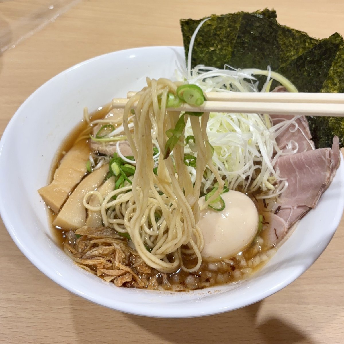utau_mashiemo's tweet photo. 煮干しの風味が効いた醤油ベース。旨みと香ばしさのバランスがよく、後味はすっきりしながらもコクのある一杯。麺は細めのストレート麺で、スープとの絡みも良くスルスルと食べ進められる🍜魚粉や揚げエシャロットを好みに合わせて加えられるので、味の変化も楽しめました✨
📍つけ麺 中華そば 平 https://t.co/544tZoMJhg