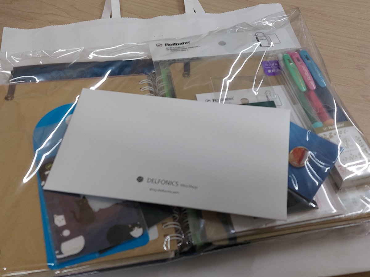 citronruby's tweet photo. Webショップ限定ラッキーバッグ2026をお迎えしたー！行ったときにはすでに１，２，３以外は完売だったけど。
限定ロルＬ３冊は他はシルバー箔だけどグリーンの等高線が緑の箔押しでそこは良き。
#ロルバーン https://t.co/OrFVRjVfSE