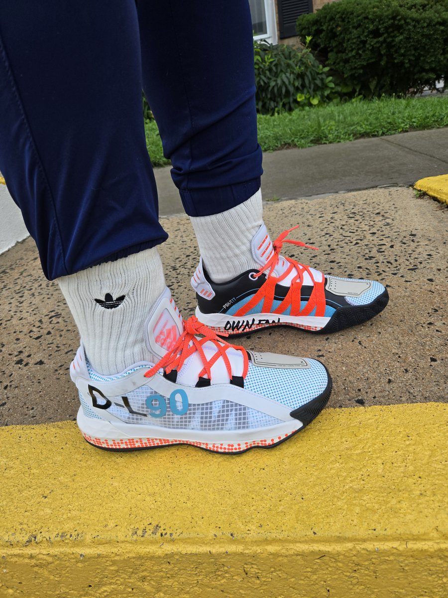 trudyspeaks's tweet photo. ๐: Pusha T ร Adidas Dame 6 'I am My Own Fan'
๐งฆ: Adidas 'Bad Bunny'
.
.
.
#threestripesvibes #threestripes #adidas #3stripes #dame6 #pushat #confirmyourcraft #kotd https://t.co/nMbBgkAbby