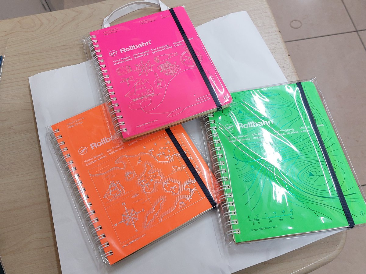 citronruby's tweet photo. Webショップ限定ラッキーバッグ2026をお迎えしたー！行ったときにはすでに１，２，３以外は完売だったけど。
限定ロルＬ３冊は他はシルバー箔だけどグリーンの等高線が緑の箔押しでそこは良き。
#ロルバーン https://t.co/OrFVRjVfSE