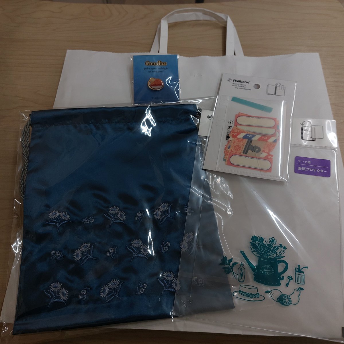 citronruby's tweet photo. Webショップ限定ラッキーバッグ2026をお迎えしたー！行ったときにはすでに１，２，３以外は完売だったけど。
限定ロルＬ３冊は他はシルバー箔だけどグリーンの等高線が緑の箔押しでそこは良き。
#ロルバーン https://t.co/OrFVRjVfSE
