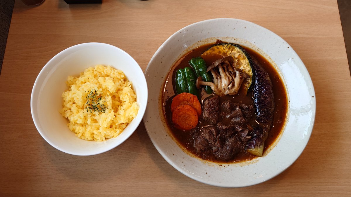 youichan1009's tweet photo. 今日の #ランチ 。 #カレーハウスサクラ菜 #牛すじと野菜のスープカレー #ライス #lunch #curryhousesakurana #soupcurry #vegitables #beeftendon #rice https://t.co/yyjLTaSP8t