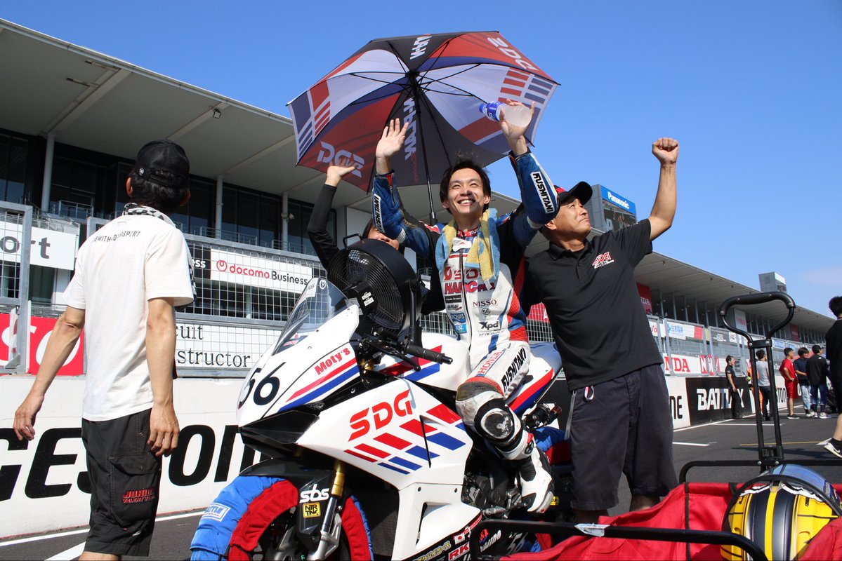 nn25751104's tweet photo. 鈴鹿サンデー 第3戦
予選6位
決勝5位 （国内クラス3位）
⁡
今回から3型になり、戦えた週末でした！
⁡
決勝はグループの後ろで眺めるだけでしたが、遥希さんのヘルメットを鈴鹿のお立ち台に持っていけたのは嬉しかったです！

お手伝いしていただいた皆様ありがとうございました！ https://t.co/D30327dEsa