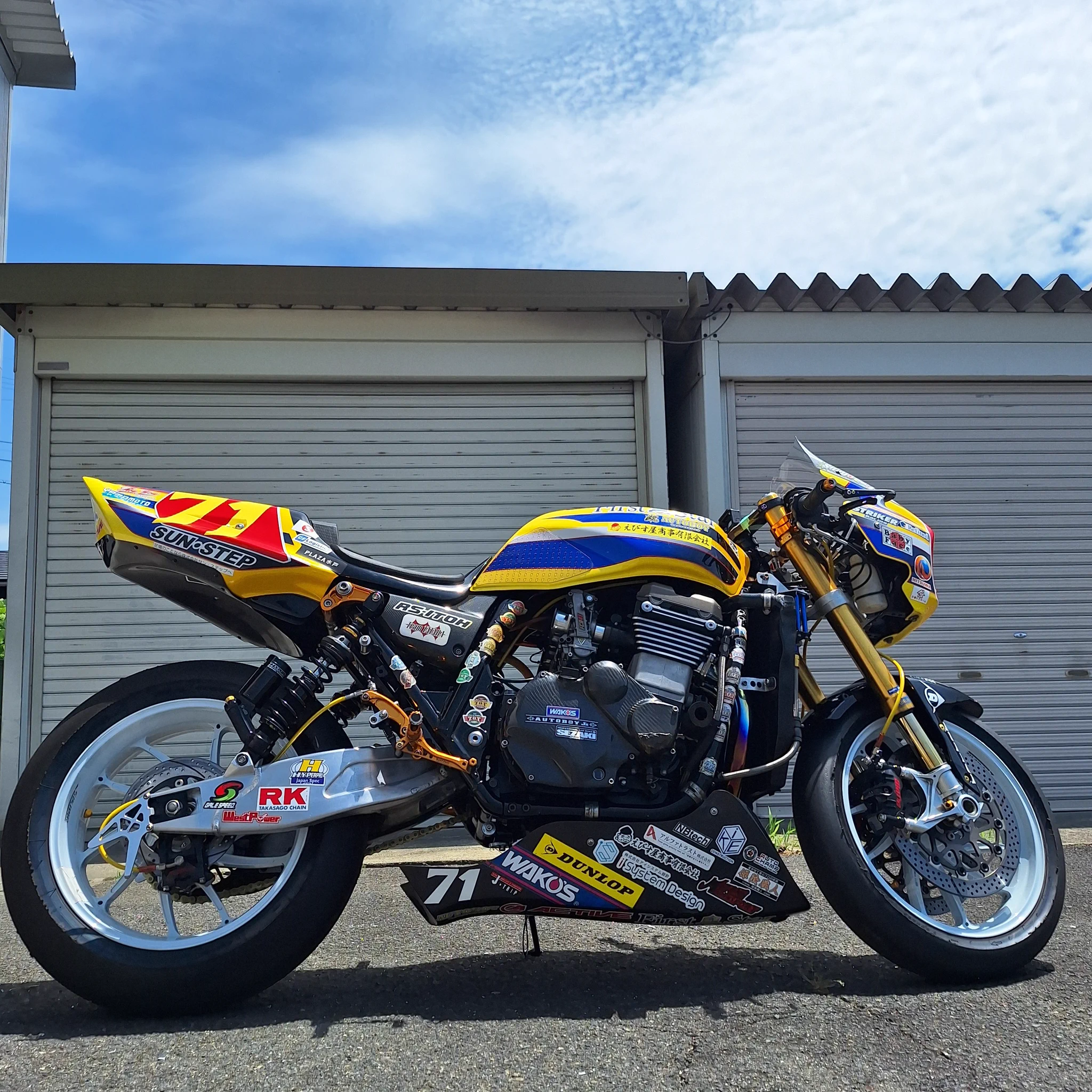 まつお　ページ X в X: „毎度です。 本日ZRX1200のレース車両がやってきました。 AOUTO