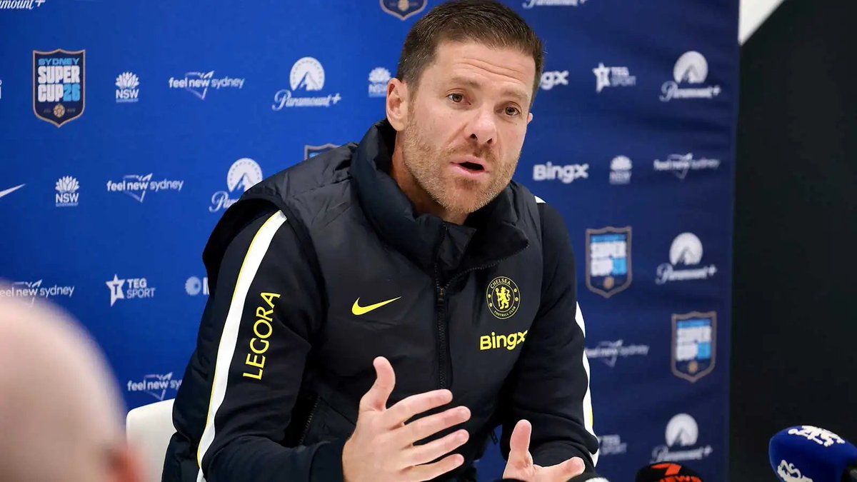 TouchlineX's tweet photo. 🚨 𝗡𝗘𝗪: Chelsea have shifted their recruitment strategy by targeting proven Premier League veterans such as Jordan Henderson and Danny Welbeck, believing experienced leaders can help guide one of the league's youngest squads.

· Club officials feel the squad has lacked leadership and maturity in recent seasons, with experienced players expected to improve discipline, professionalism, and standards on and off the pitch.

· Rather than abandoning their youth-first model, Chelsea plan to combine promising young talent with battle-tested veterans, creating a more balanced squad capable of competing immediately while continuing long-term development.