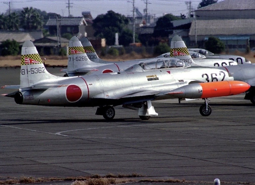 0w2pmY8c6oJ292i's tweet photo. F-86Fの部隊でブルーインパルスが所属していた1SQが解散し代わりに松島基地に所属していた35SQが移動
浜松基地は33SQと35SQの2飛行隊が所属するT-33Aの大部隊となりましたが33には余り興味がなく休みの日には岐阜へ通っていて退役になる頃になって慌てて撮影する事になりました
#浜松基地
#t33a https://t.co/RmDatTDLV7