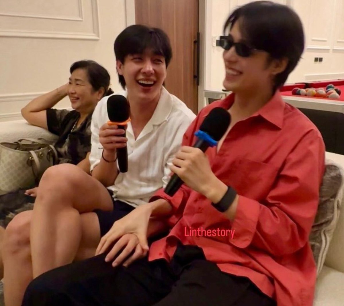 04JJMe's tweet photo. แฮปปี้ว่ะ เปนตัวเองได้เต็มที่เลยนิ่ ต่อหน้าผู้ใหญ่อย่างแม่พี่ตี๋ เพื่อนวันเรียนพี่ตี๋ ญาติพี่น้องเขา น้องสามารถเปนตัวเองได้เต็มที่ตอนอยู่กับพี่ คงเปนความสบายใจพื้นที่ปลอดภัยให้กันทั้งคู่จริงๆ ดีเนอะ ติ่งโคตรเบาใจเลยตอนนี้ https://t.co/ohanOa0Z5j