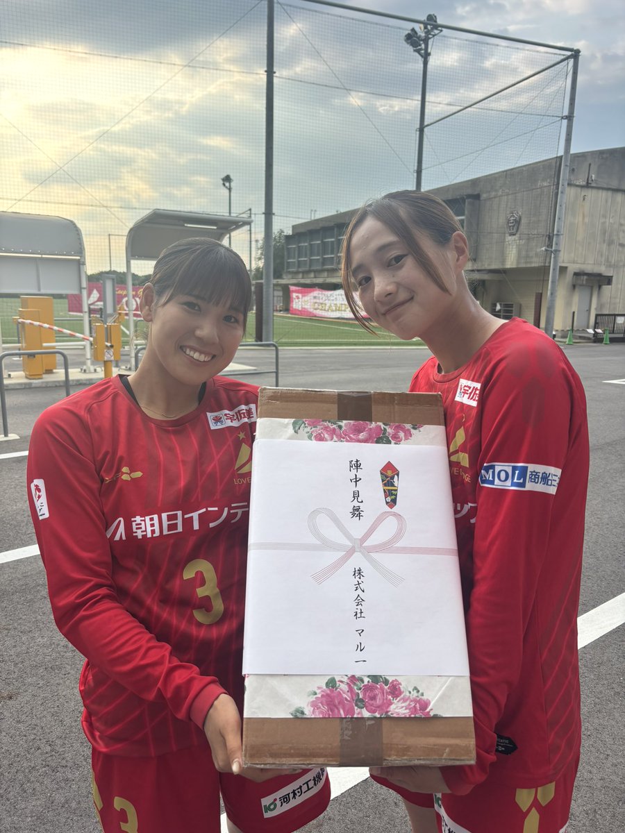 LoveledgeNagoya's tweet photo. 先日、株式会社マル一様より差し入れをいただきました🙌

イベント前にお越しいただきありがとうございました！！

中断あけのホームゲームまであと約1ヶ月です1️⃣🗓️

この夏の期間にさらなるレベルアップをして、中断明けの試合に備えて行きます⚽️
引き続き、ご支援・ご声援よろしくお願いいたします🙇‍♂️ https://t.co/Kq3mF4WnGj