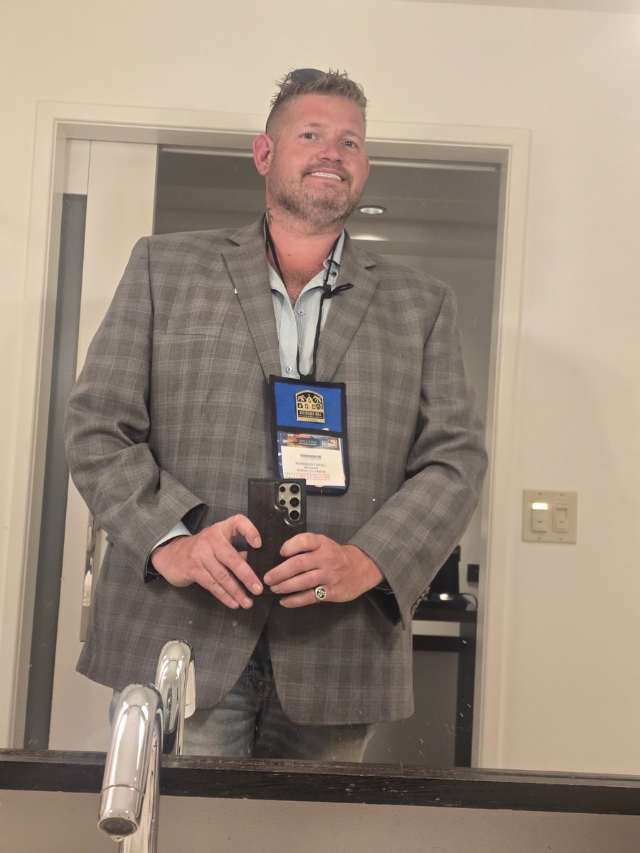 LukastheMailman's tweet photo. 1st convention! https://t.co/IJmZFIvq1W
