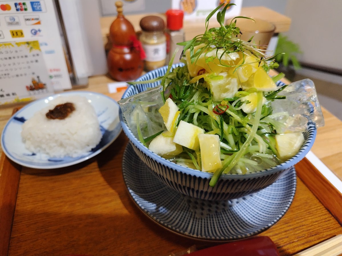 john_gy's tweet photo. キッチンきらく＠神保町にて、夏小夏の冷やがけ中華そば＆生ホップ味噌おにぎり。円やかだけと塩味効いた冷たいスープとキュッと締まって滑らかな稲中麺が、シャキシャキの胡瓜等とジューシーで爽やかな甘味溢れる夏小夏と合わさり、夏の疲れた身体に沁み、フルーティーな苦味の味噌もよく、美味しい😋 https://t.co/MrsInRBNBM