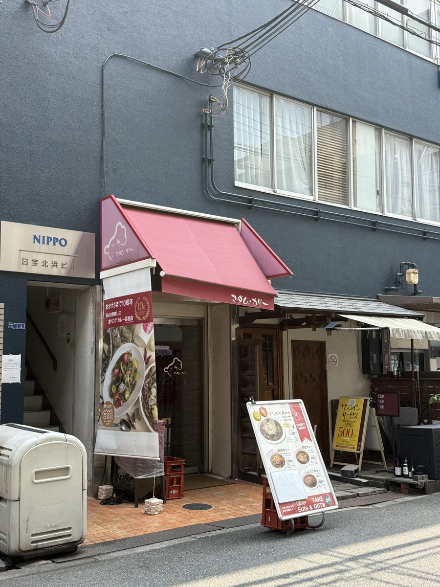 crew_value1's tweet photo. 阪急・池田駅近くの人気店【燻製カレー】
燻製豚がたっぷり！
口いっぱいに広がる燻製の香りがクセになる
他ではなかなか味わえない一皿
ご飯大盛り＆フライドオニオン増し無料 https://t.co/zQKem1TWZN