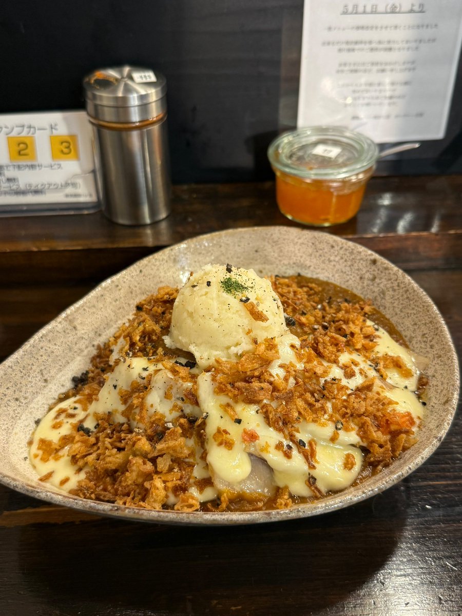 crew_value1's tweet photo. 阪急・池田駅近くの人気店【燻製カレー】
燻製豚がたっぷり！
口いっぱいに広がる燻製の香りがクセになる
他ではなかなか味わえない一皿
ご飯大盛り＆フライドオニオン増し無料 https://t.co/zQKem1TWZN