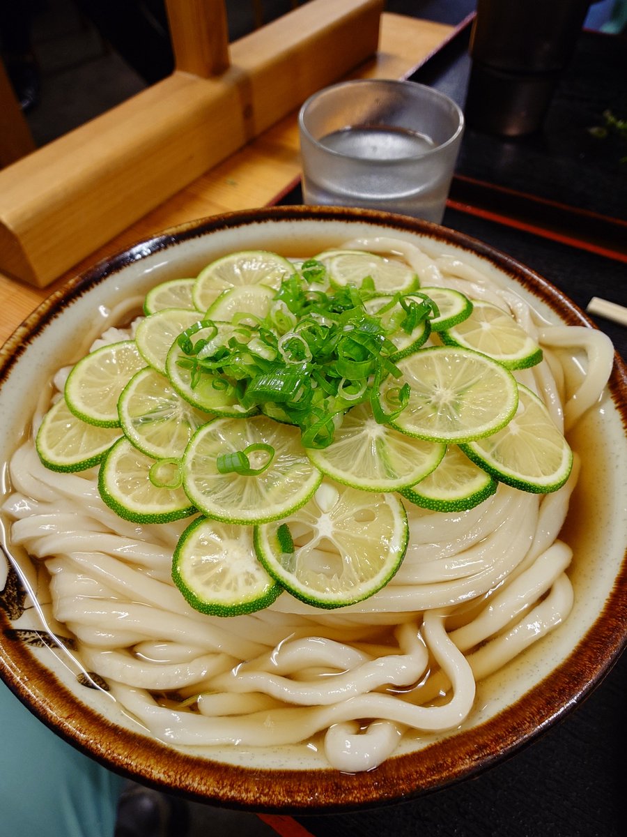 Ardwen_212's tweet photo. この酷暑の中、爽やかなすだちぶっかけ（冷）で涼を取る🤤
#讃岐うどん https://t.co/du75FeR6c7