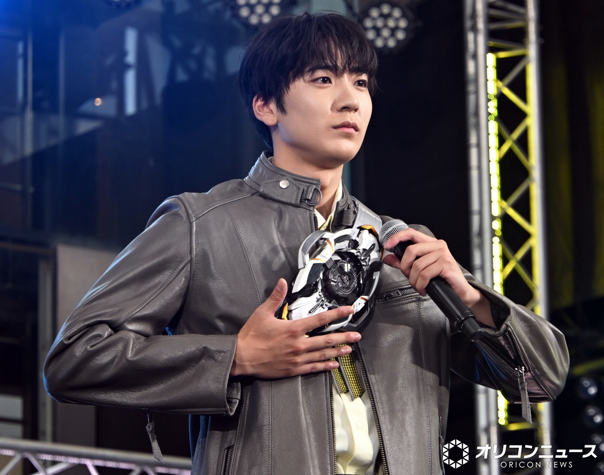 oricon's tweet photo. 『仮面ライダーマイス』脚本は
「クウガ」荒川稔久氏と発表
https://t.co/E4jHVwhnDw
⠀
26年ぶりメインライターの荒川氏。「クウガ」の時は変身フォームと物語をじっくり照らし合わせて話作りをしており、今作もそうしたいところだが ライダーの数が多く圧倒されているという。だが「乗ってくると結構、楽しい。個性もいろいろだし、楽しくやらせてもらっています」と笑顔で話した。