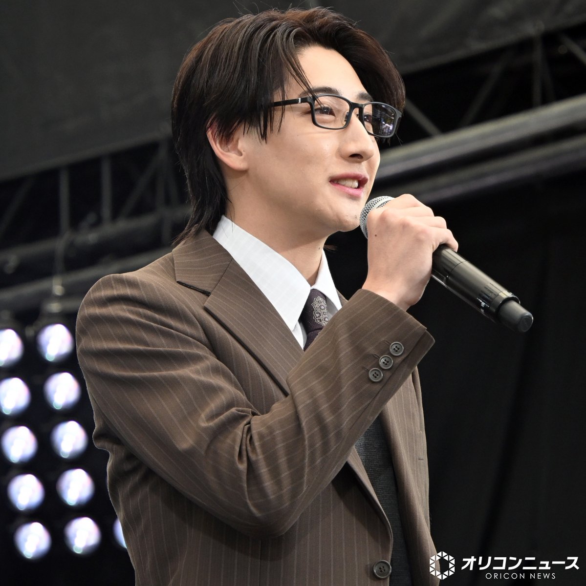 oricon's tweet photo. 『仮面ライダーマイス』脚本は
「クウガ」荒川稔久氏と発表
https://t.co/E4jHVwhnDw
⠀
26年ぶりメインライターの荒川氏。「クウガ」の時は変身フォームと物語をじっくり照らし合わせて話作りをしており、今作もそうしたいところだが ライダーの数が多く圧倒されているという。だが「乗ってくると結構、楽しい。個性もいろいろだし、楽しくやらせてもらっています」と笑顔で話した。
