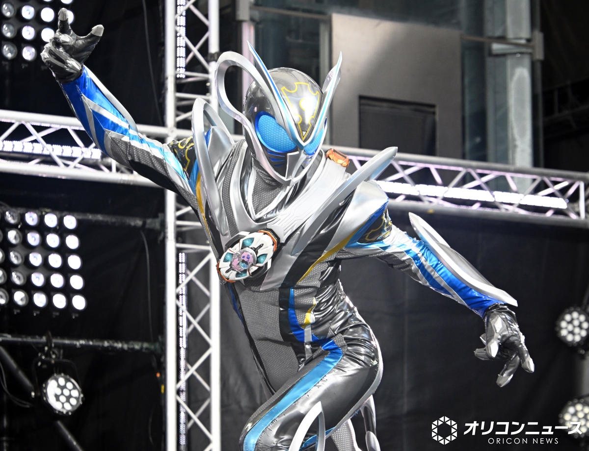 oricon's tweet photo. 『仮面ライダーマイス』脚本は
「クウガ」荒川稔久氏と発表
https://t.co/E4jHVwhnDw
⠀
26年ぶりメインライターの荒川氏。「クウガ」の時は変身フォームと物語をじっくり照らし合わせて話作りをしており、今作もそうしたいところだが ライダーの数が多く圧倒されているという。だが「乗ってくると結構、楽しい。個性もいろいろだし、楽しくやらせてもらっています」と笑顔で話した。