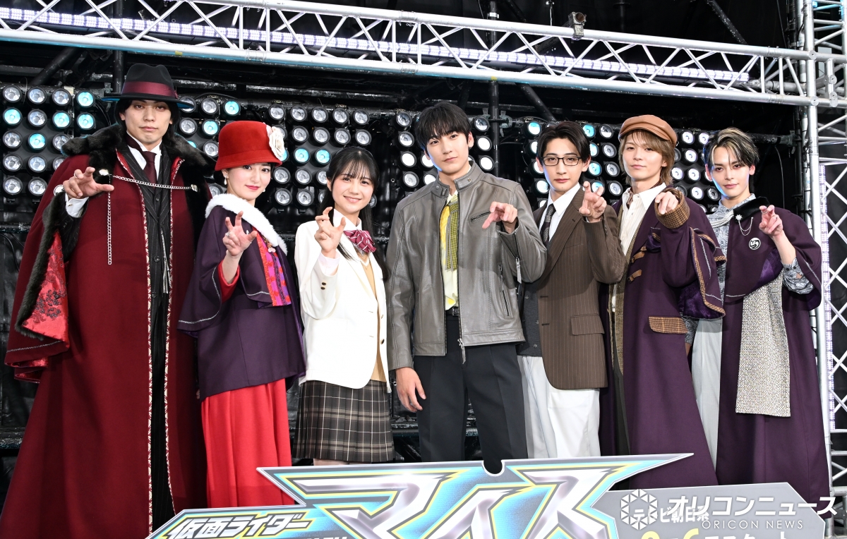 oricon's tweet photo. 『仮面ライダーマイス』脚本は
「クウガ」荒川稔久氏と発表
https://t.co/E4jHVwhnDw
⠀
26年ぶりメインライターの荒川氏。「クウガ」の時は変身フォームと物語をじっくり照らし合わせて話作りをしており、今作もそうしたいところだが ライダーの数が多く圧倒されているという。だが「乗ってくると結構、楽しい。個性もいろいろだし、楽しくやらせてもらっています」と笑顔で話した。