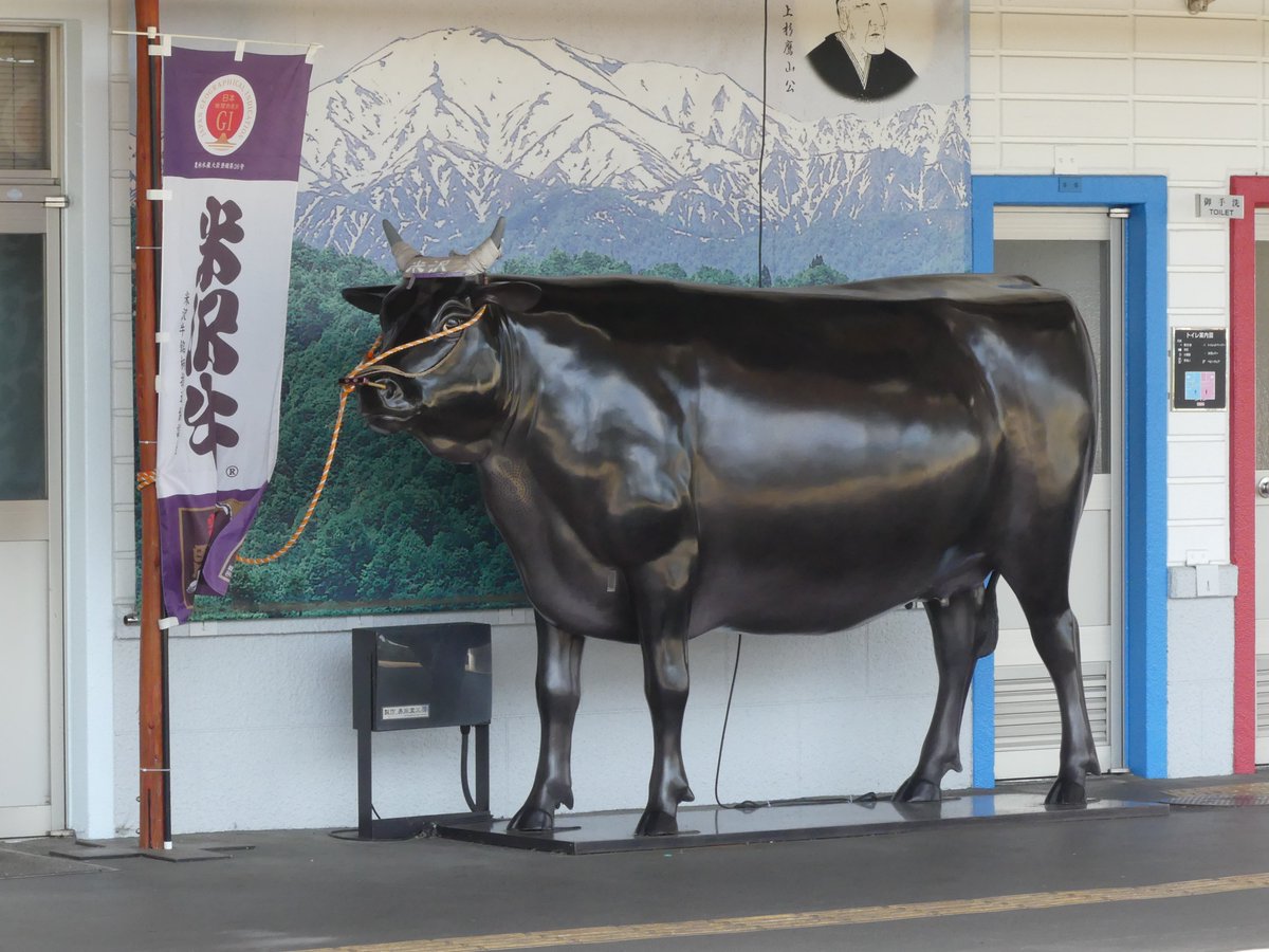 sato_opticians's tweet photo. 米沢駅で途中下車して、郵便局で旅行貯金をした後、再び奥羽線に乗って、かみのやま温泉駅で途中下車。電車は安全確認のため？と称して途中で長時間停まってしまい、12分遅れで到着。次の電車までの時間で急いで温泉に浸かり、束の間の小休止です。
気持ちのいいお湯でした♨️
駅まで急いで戻る途中、おや？
「メガネの佐藤」さんを発見📸
もちろん、当店とはつながりはありませんが、一番多い苗字とあって、全国にはいくつか、「メガネのサトウ」があるようです🕶️