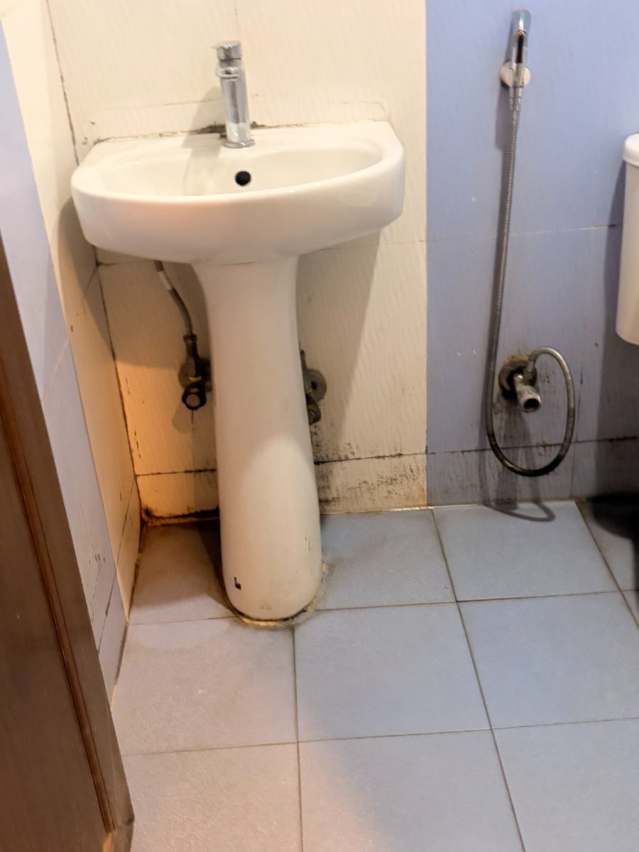Samit20lambu's tweet photo. @makemytrip @makemytripcare OCTAVE HOTEL JP NAGAR. Nothing like in the photos. Attached the reality here. Checked out within 2 mins of checking in. REFUND PENDING FOR 2 MONTHS!! I need my money back immediately!! https://t.co/rXdvf7R7Np