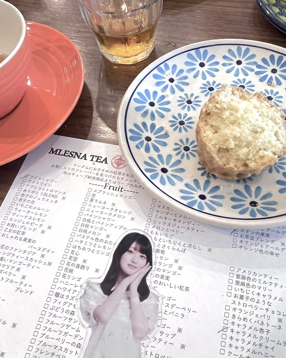 Mutta_0906's tweet photo. 瑠華ちゃん…無限スコーン食べ放題だよ…
お紅茶も無限で色んなフレーバー飲めて幸せぷくぷくさん🎶
むったさんはスコーン5個食べました、はあ、おなかのなかで、膨れてく、粉、 https://t.co/tS1eGKMFtZ