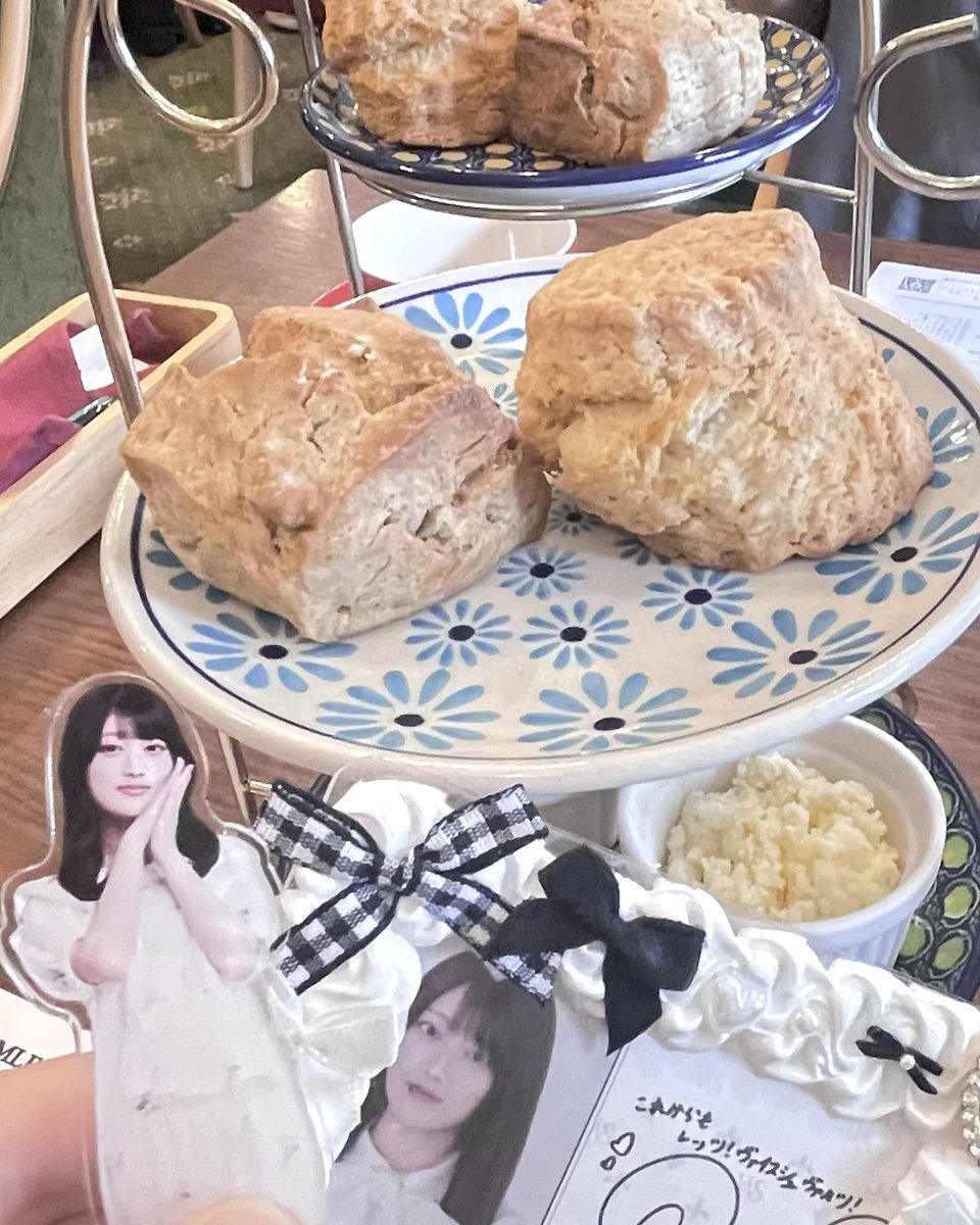 Mutta_0906's tweet photo. 瑠華ちゃん…無限スコーン食べ放題だよ…
お紅茶も無限で色んなフレーバー飲めて幸せぷくぷくさん🎶
むったさんはスコーン5個食べました、はあ、おなかのなかで、膨れてく、粉、 https://t.co/tS1eGKMFtZ