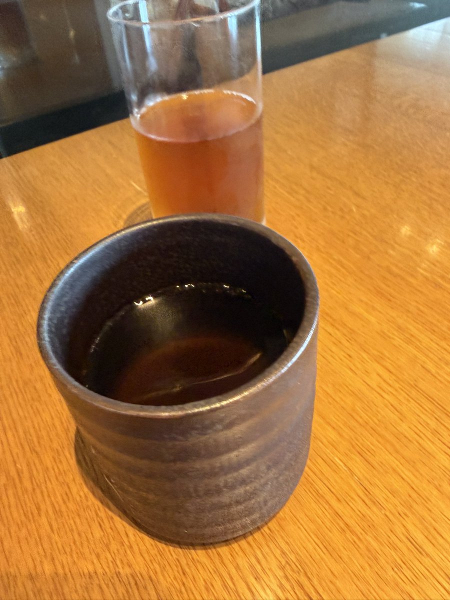 akdw_07's tweet photo. ランチに和食を食べたくて、外で40分待たされたのに席はかなり空いてます。
ようやく入店。そこから20分経っても料理こない。
飲み放題なのがせめてもの救い。
#水分補給 https://t.co/cRy8dZAIj7