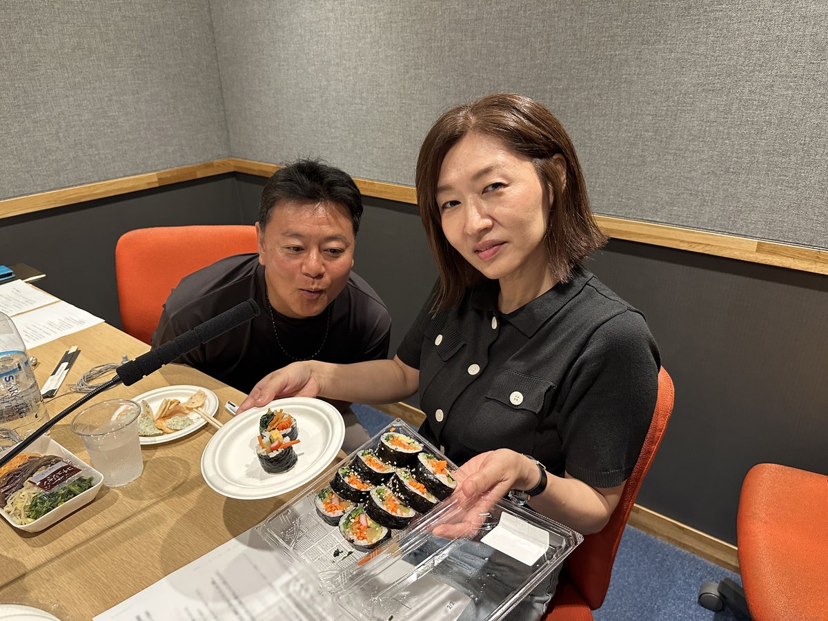 crt_radio's tweet photo. ８月11日の #オトナミに揺られて 🌊
今週も本放送 火曜日１４：００～
　　　再放送 日曜日１７：００～ON AIR！👀

前半は楽曲を紐解き酒の肴とする「macoノート」📓本日は #荒井由実 の「#ひこうき雲」をご紹介！

後半はお酒に合う食べ物や 
普段では聞けない話をする「サケトモ」！🍺
今月は 「#夏だビールだ乾杯だ気分はビアガーデンSP」　
世界各国で販売されているビールを飲み比べ！！！
用意したのはアサヒスーパードライ、ハイネケン、
バドワイザー、コロナビール！

今週のサケトモベストクリップ
北側の景子
「もう一回ビールに戻りたいなぁ…はい、はいねけん。みたいな感じなんですよ！」
macotti
「あのねぇ、、ちょっとわかるｗ」

Podcastはこちらから
▼
https://t.co/THBP5yJn9k
ぜひPodcastでもお聴きください！📻
感想やご意見、メールはこちら！✉️
otonami@crt-radio.co.jp
Xでは #オトナミ でポスト！📬

#栃木放送 #お酒好きと繋がりたい 
#macotti #洋楽 #邦楽 #音楽 #ラジオ深夜便 
#radikoタイムフリー #radikoポッドキャスト 
#北側の景子  #酒 #ビール
@macottiJapan 
 https://t.co/tfLpEYoTNc