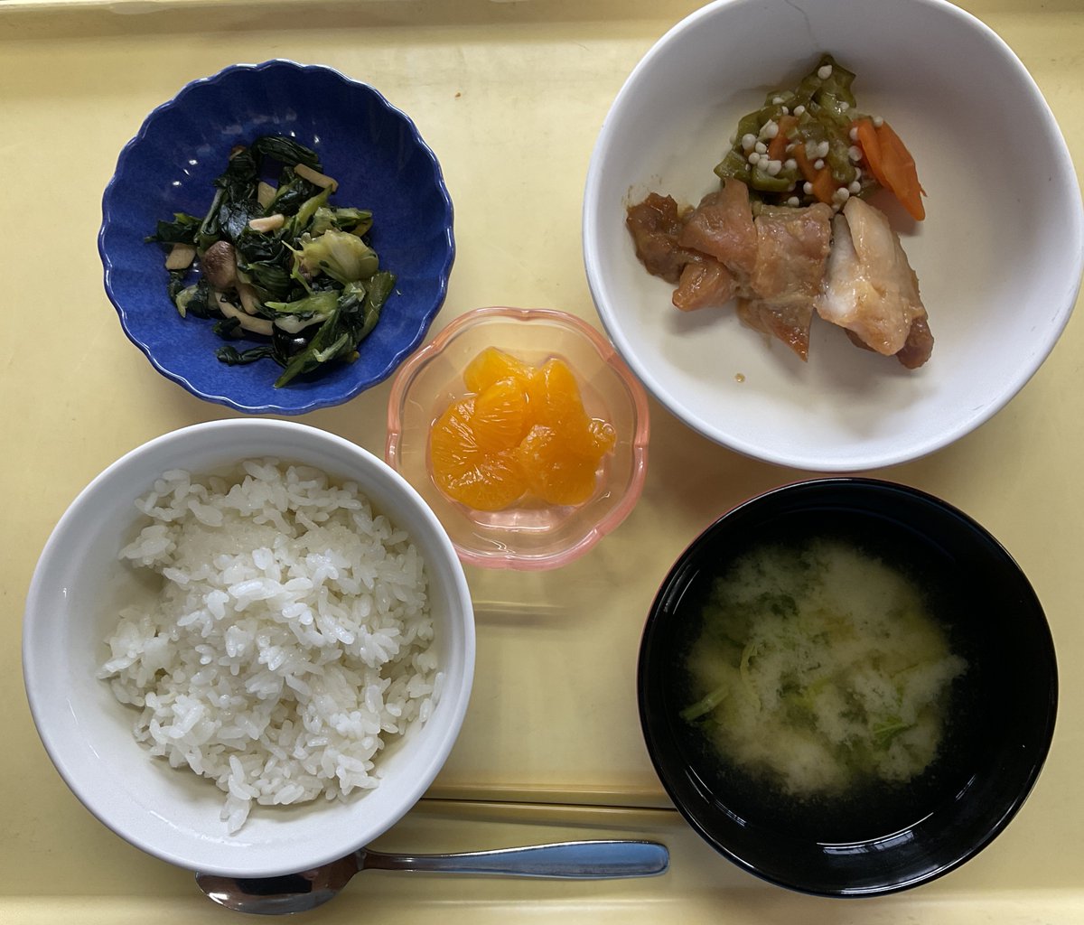 yayoikai1989's tweet photo. 8/4(火)の昼食です。鶏肉の照り焼き、青梗菜の柚香和え、味噌汁、みかん缶です。
照り焼きの香ばしい風味と、柚子の香りが爽やかな和え物がよく合う献立です。
栄養バランスにも配慮し、利用者の皆さまに美味しく召し上がっていただけるよう心を込めて提供しました。 https://t.co/wfgUZgC150