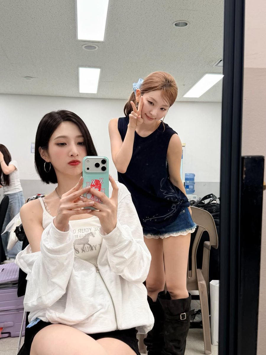 seurrene_'s tweet photo. RED VELVET MY LOVES 🩷💛🩵💚💜 https://t.co/x63yz0Aaon