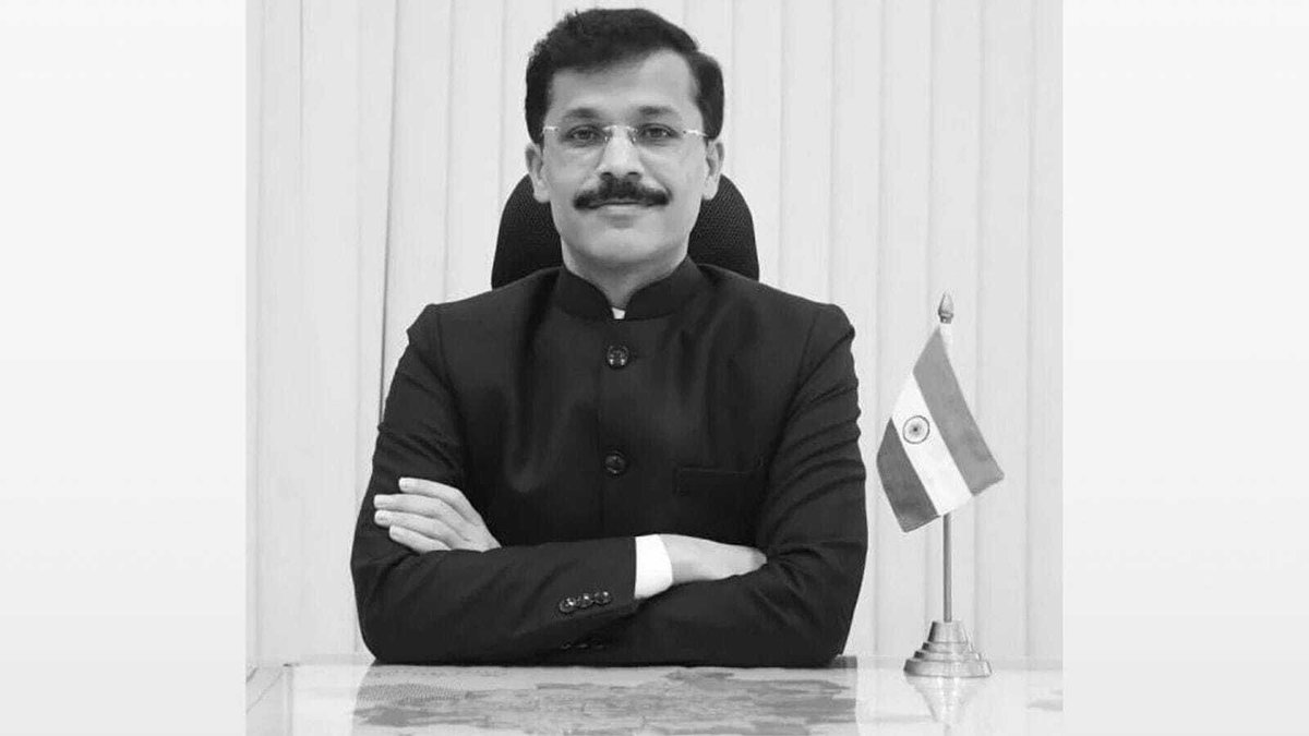 IndianTechGuide's tweet photo. 🚨 Maharashtra's most feared IAS officer, Tukaram Mundhe, faced around 25 transfers in 21 years due to his aggressive crackdowns on corruption and is now serving food and drug administration. https://t.co/BwzrNd2I0S