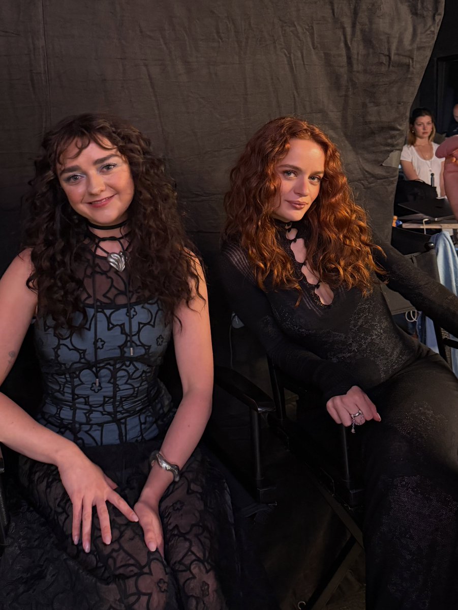 WBPictures_Mx's tweet photo. Nuestro aquelarre favorito.✨🔮 #HechizoDeAmor: La magia continúa - 10 de septiembre, solo en cines. #PracticalMagic2 

📸: @maisie_williams @joeyking https://t.co/AgY9S4c8Q3